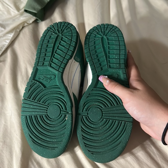 limited addition green nike dunks with blue detailing, size 5 in KIDS, worn once - Picture 4 of 5